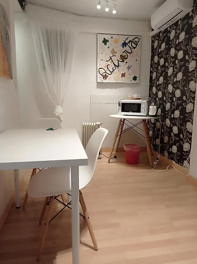 Double Private Room In The Center City Metro L1 & L5 Barcelona Bed & Breakfast